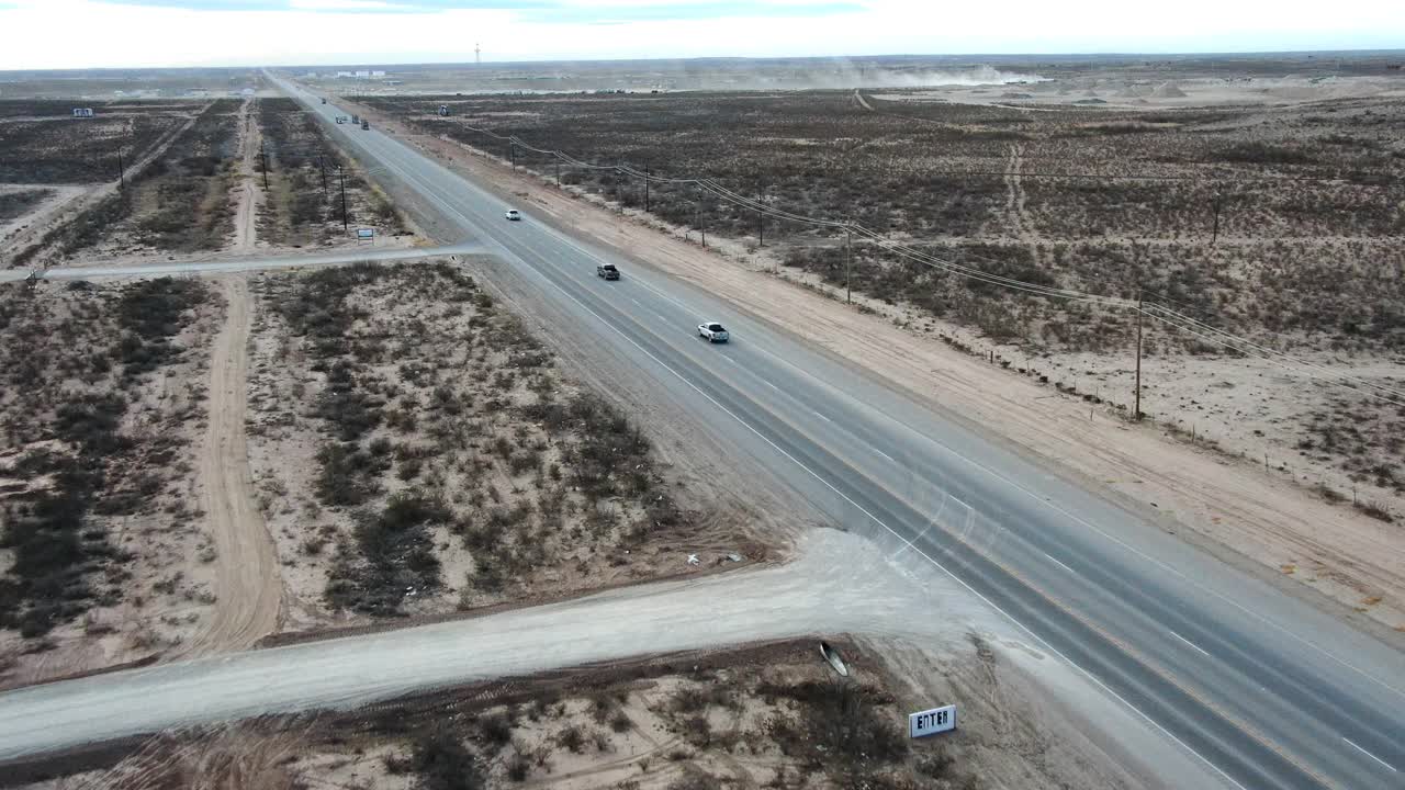 双向高速公路上的长途半挂卡车视频素材