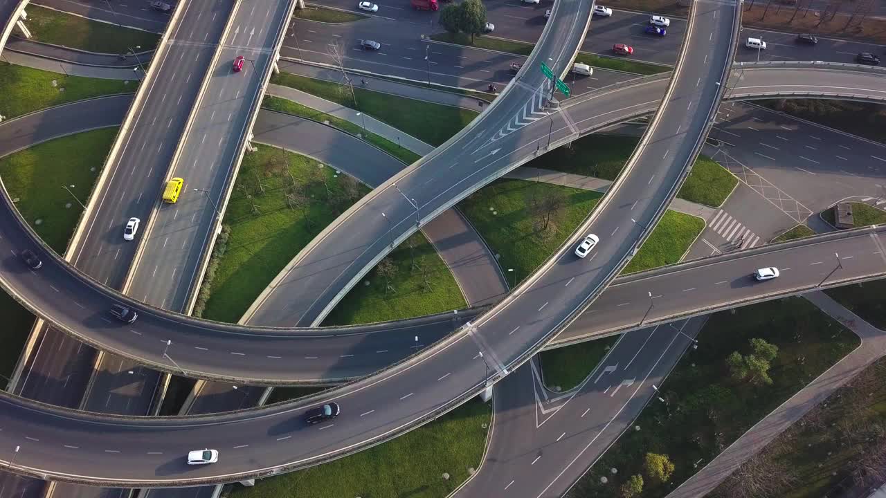 晴天，中国大城市成都高架路和交通枢纽的上下角无人机视图。现代建筑设计的交通方式避免了交通堵塞，车辆很多视频素材