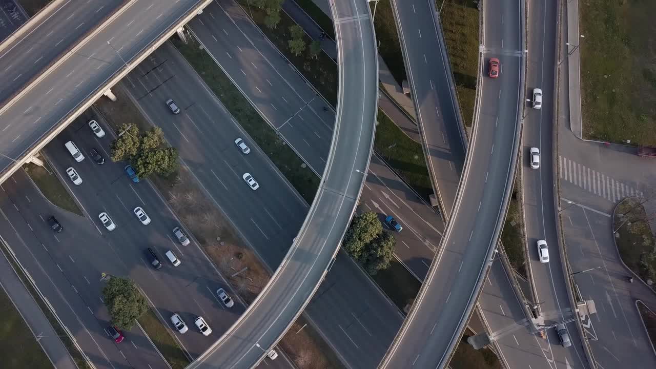 晴天，中国大城市成都高架路和交通枢纽的上下角无人机视图。现代建筑设计的交通方式避免了交通堵塞，车辆很多视频素材