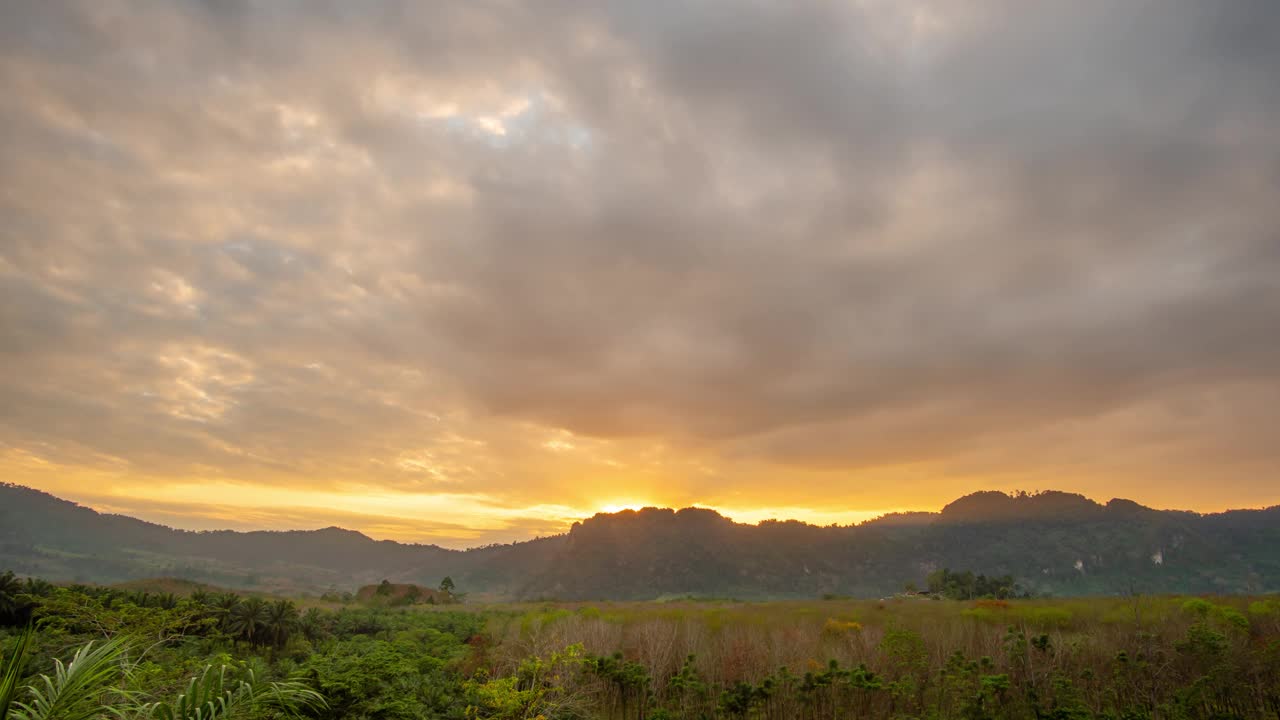 时间流逝的自然景观的观点，日落在山。阳光在天空和云视频素材