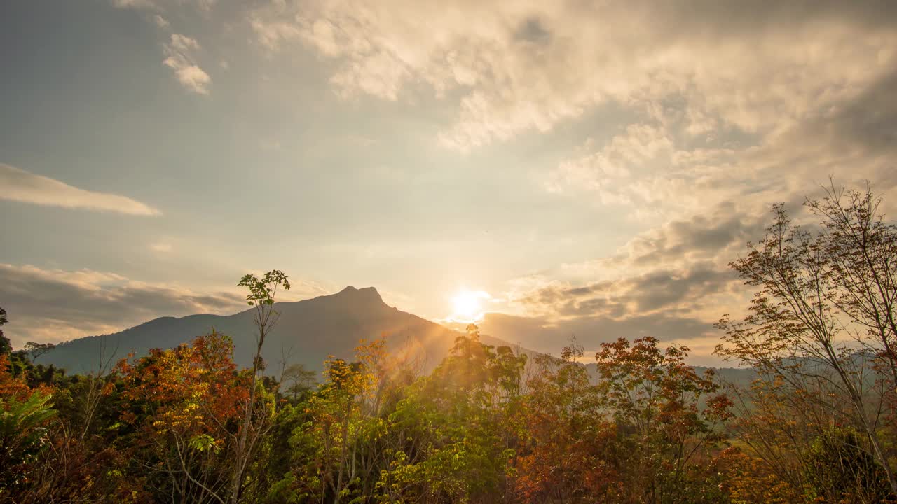 时间流逝的自然景观的观点，日落在山。阳光在天空和云视频素材