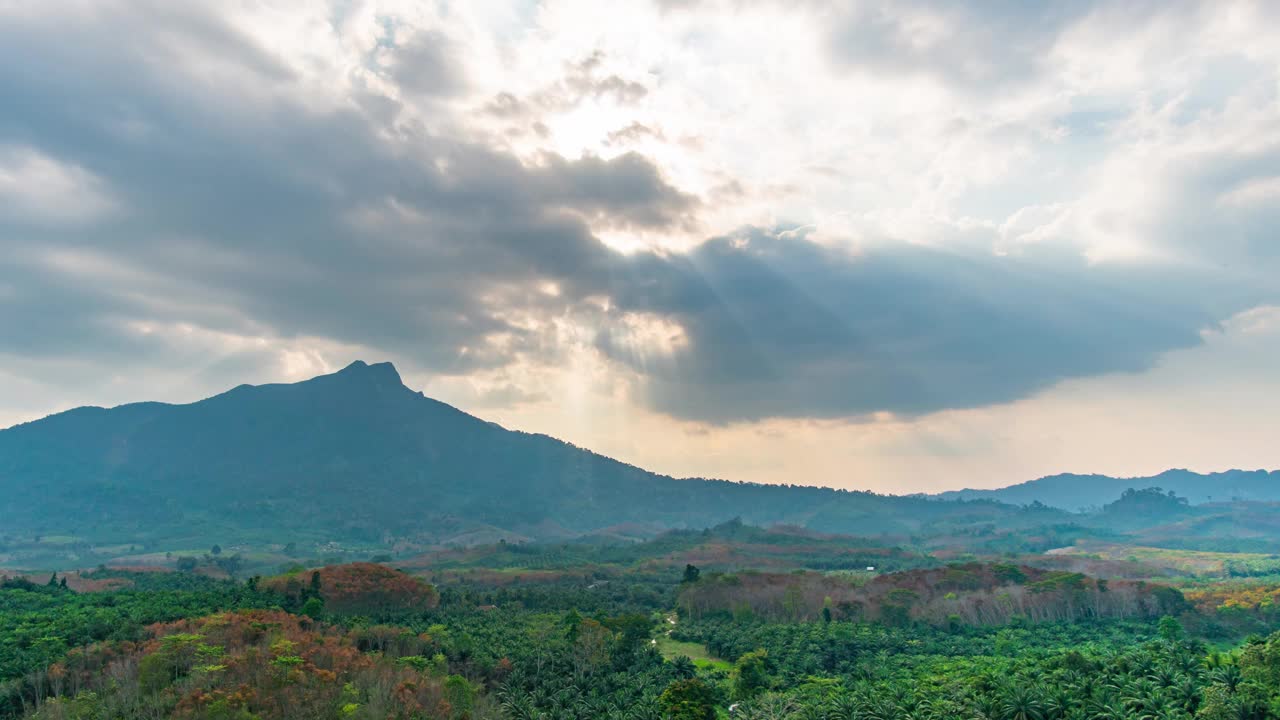 时间流逝的自然景观的观点，日落在山。阳光在天空和云视频素材