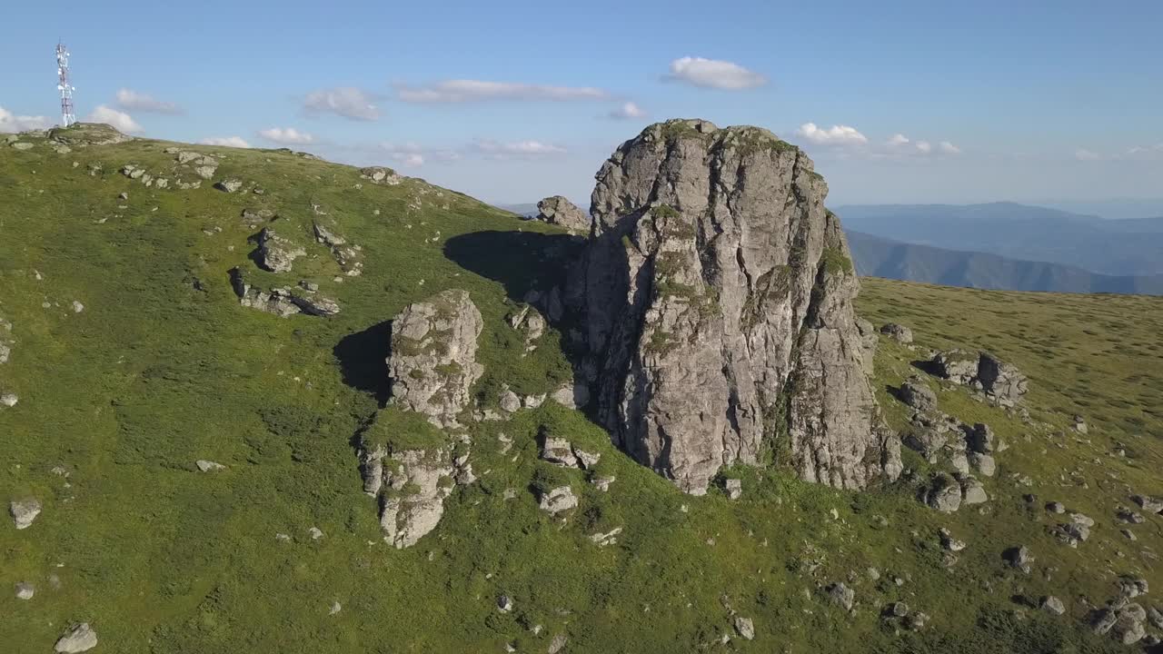 4k无人机拍摄的山岩石视频素材