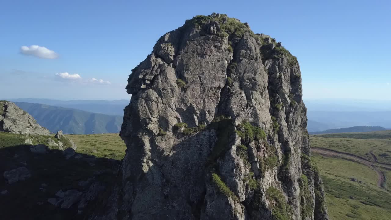 4k无人机拍摄的山视频素材