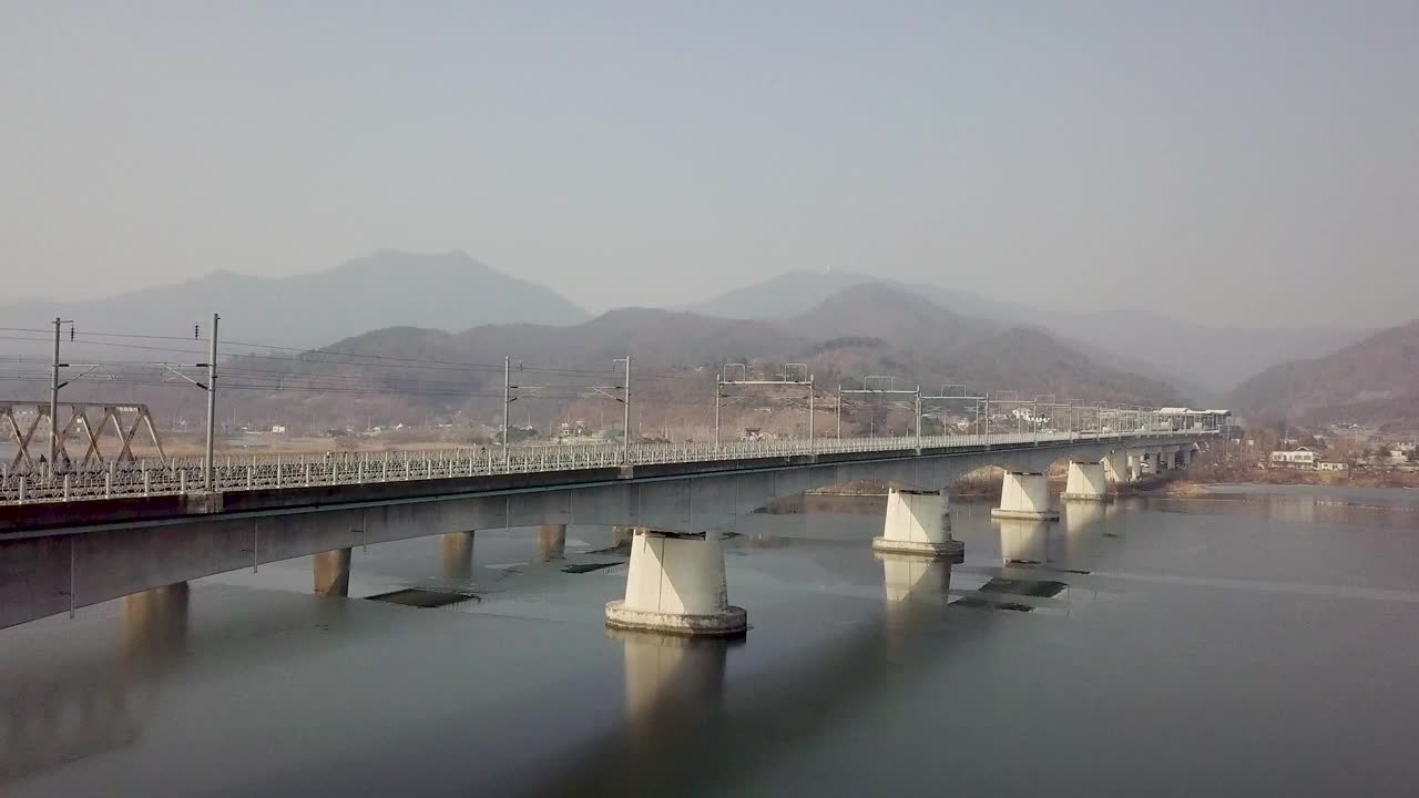 韩国京畿道北江江/南阳州西附近的贞县的江苏铁路桥和Ungilsan站视频素材