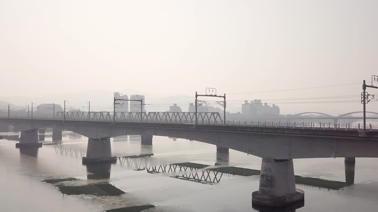 韩国京畿道阳平郡北江上的京畿道至中港线的长江铁路桥和北江铁路桥视频素材