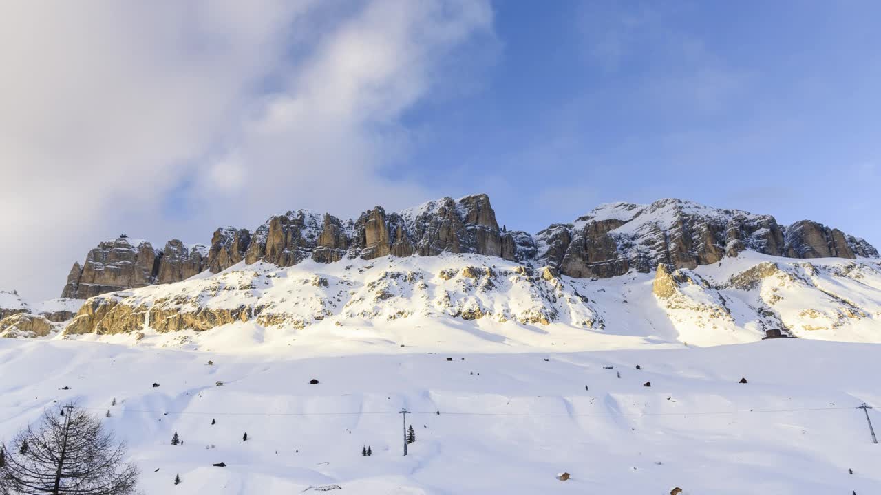 日落时，高耸的雪山和移动的云视频素材