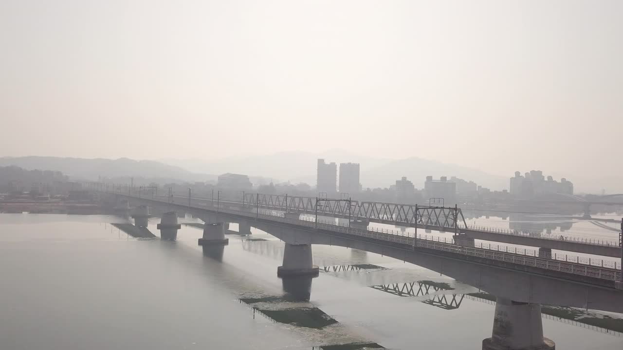 韩国京畿道阳平郡北江上的京畿道至中港线的长江铁路桥和北江铁路桥视频素材