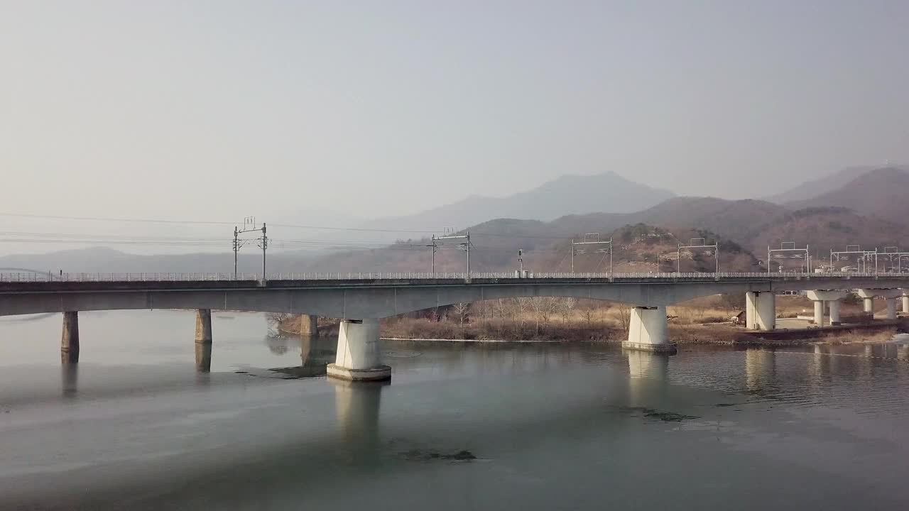 韩国京畿道北江江/南洋州西附近贞县的江苏铁路桥视频素材