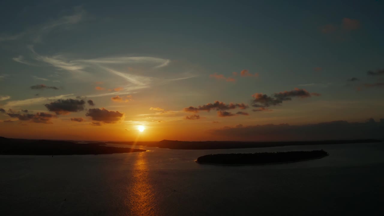 热带岛屿上缤纷的日落视频素材