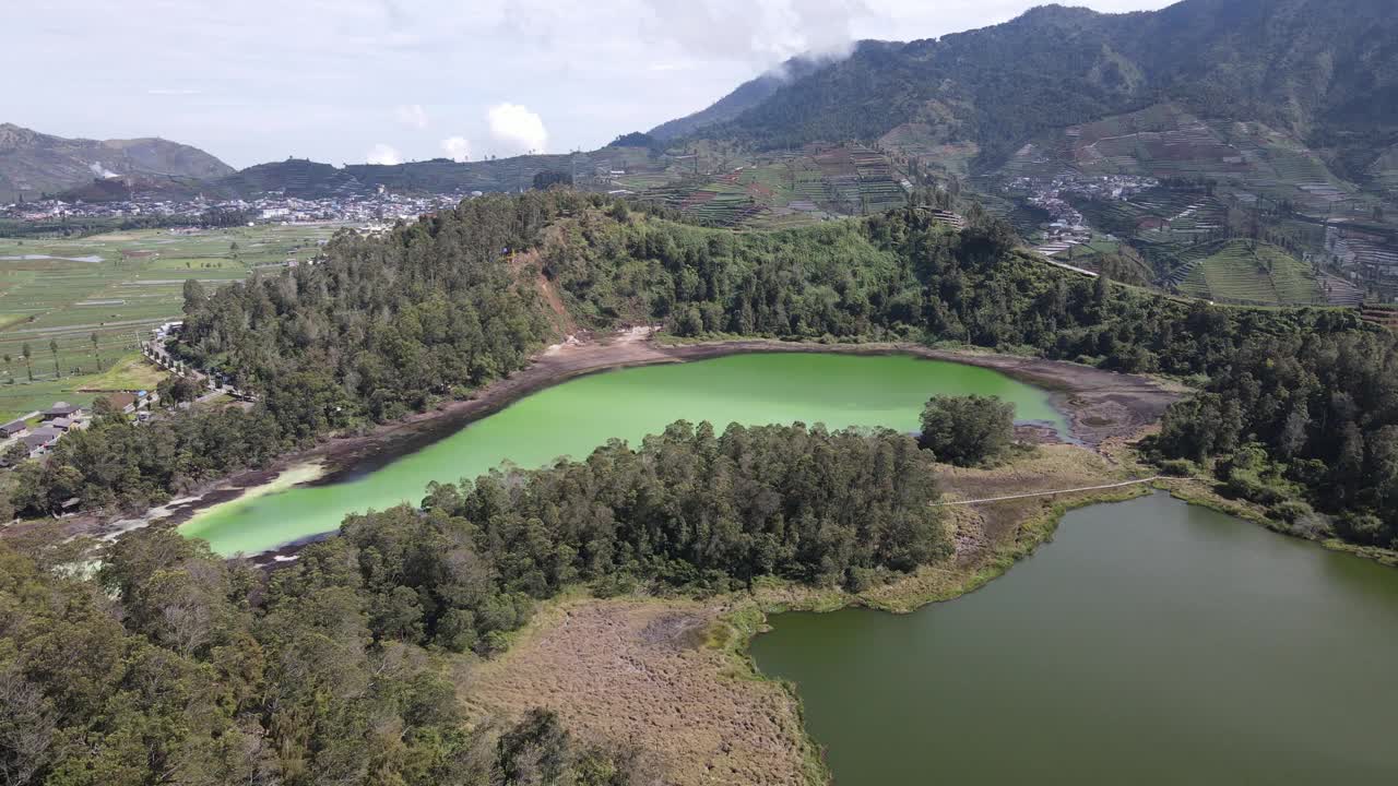 印度尼西亚Dieng Wonosobo湖鸟瞰图视频素材