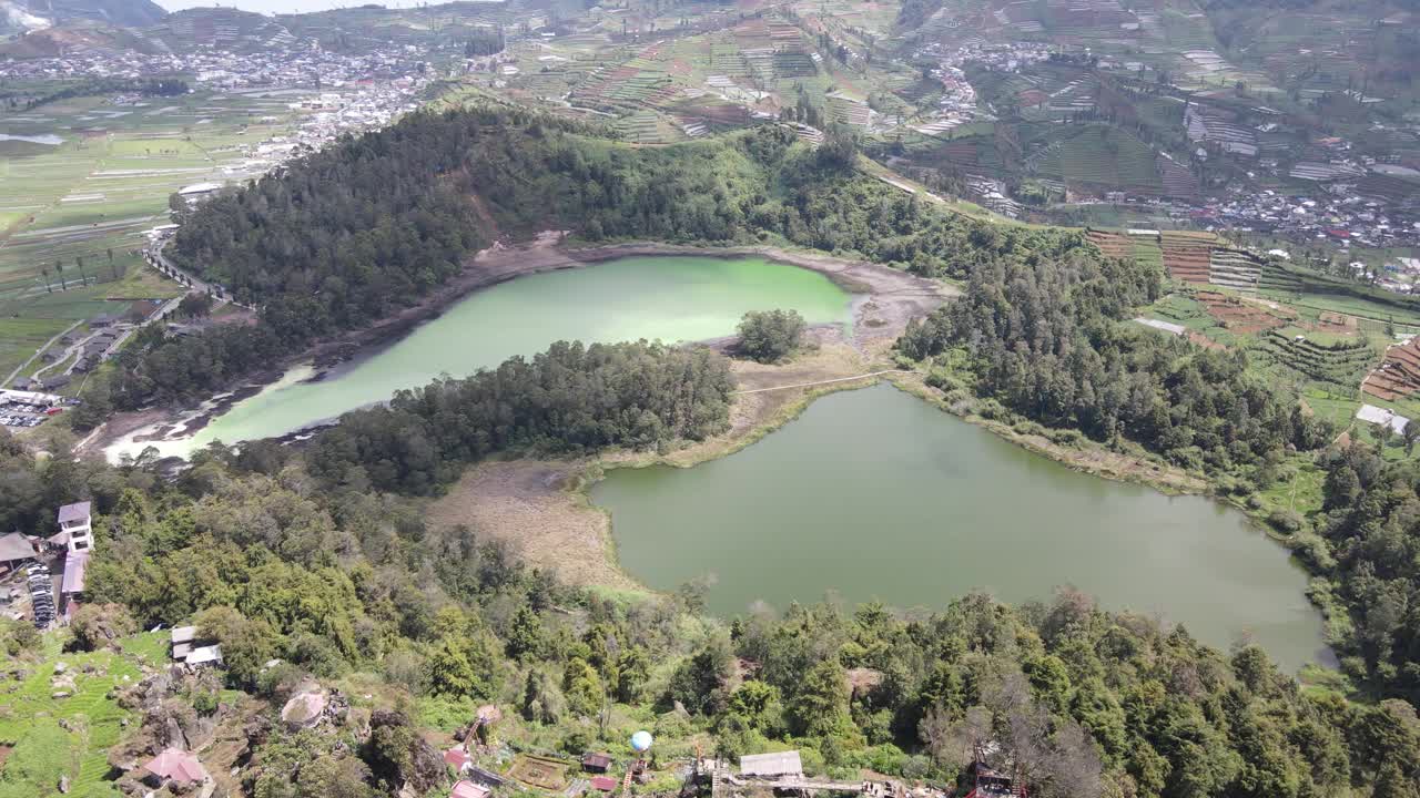 印度尼西亚Dieng Wonosobo湖鸟瞰图视频素材