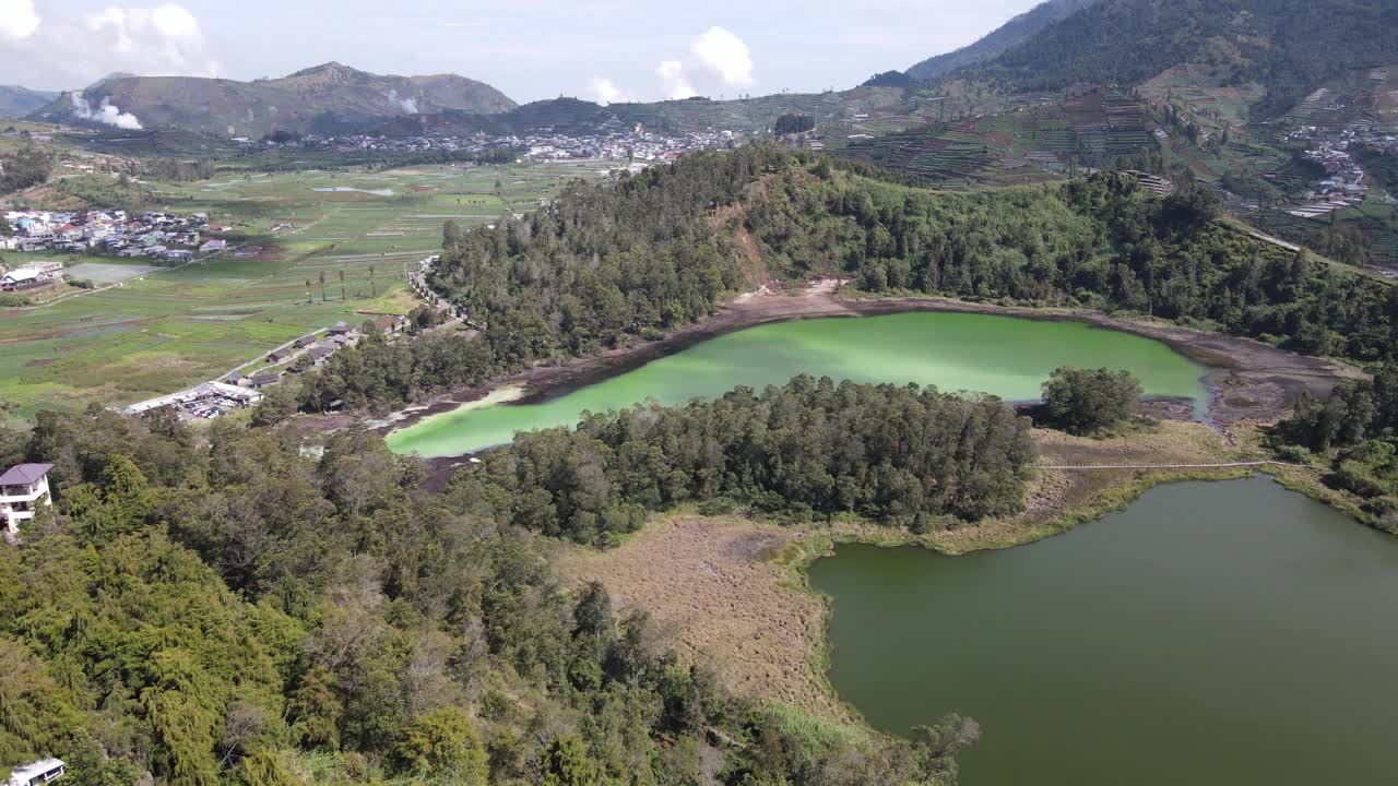 印度尼西亚Dieng Wonosobo湖鸟瞰图视频素材