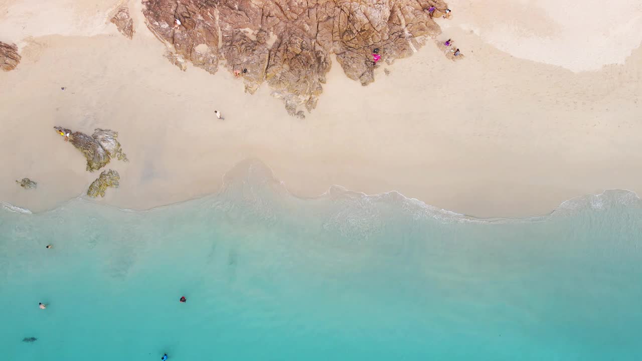 鸟瞰图拍摄俯视图海滩和大海视频素材