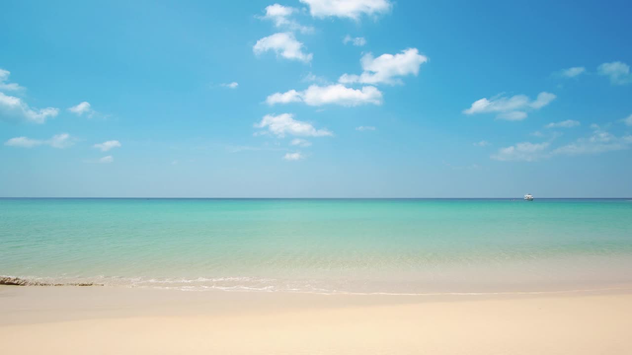 阳光明媚的海滩、沙滩、沙滩的自然景观。蓝色的天空和云的背景。视频素材