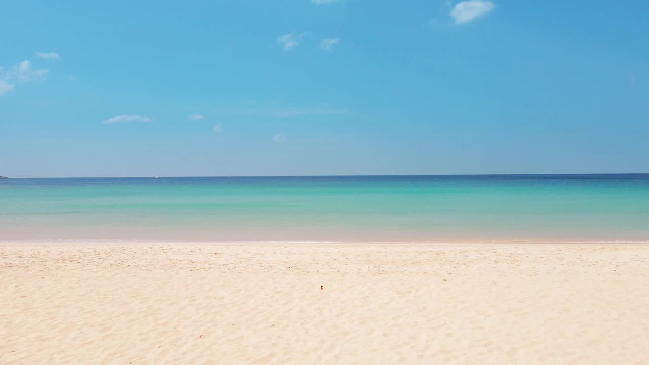 阳光明媚的海滩、沙滩、沙滩的自然景观。蓝色的天空和云的背景。视频素材