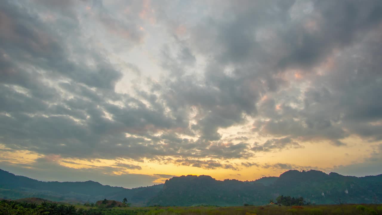 延时视频4K。自然视频高质量的镜头。彩色浪漫的天空日落与移动的云在山的背景。时间从白天到夜晚的自然和旅行的概念。视频素材