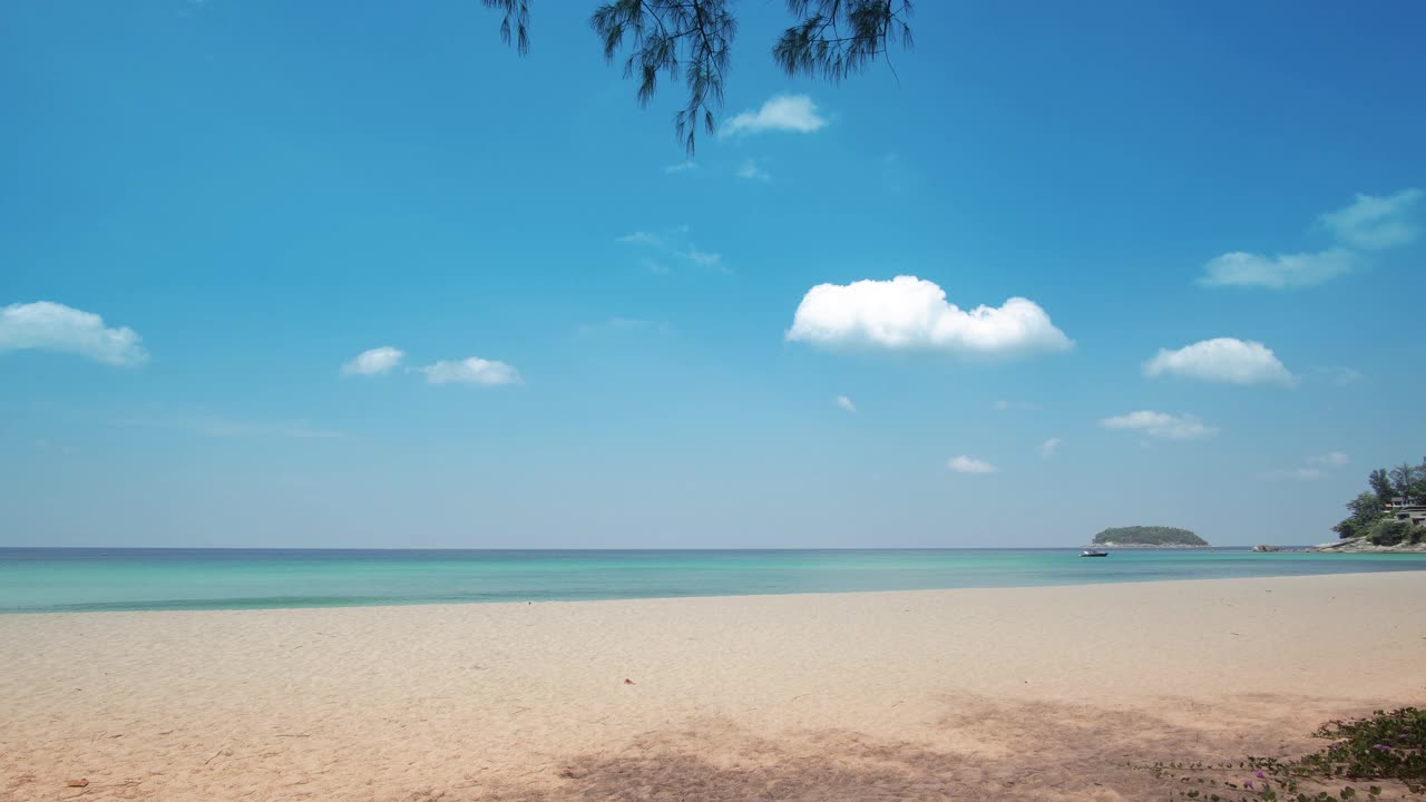 阳光明媚的海滩、沙滩、沙滩的自然景观。蓝色的天空和云的背景。视频素材