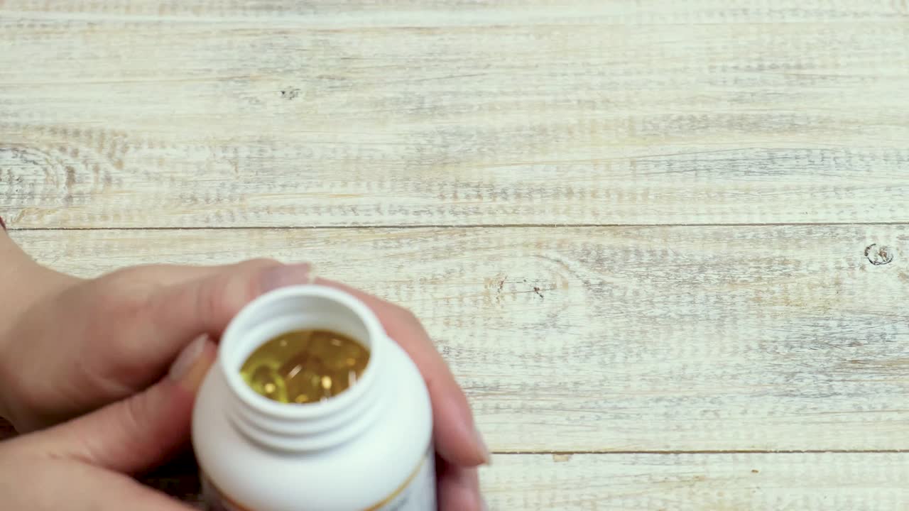 手握Omega - 3维生素。有选择性的重点视频素材