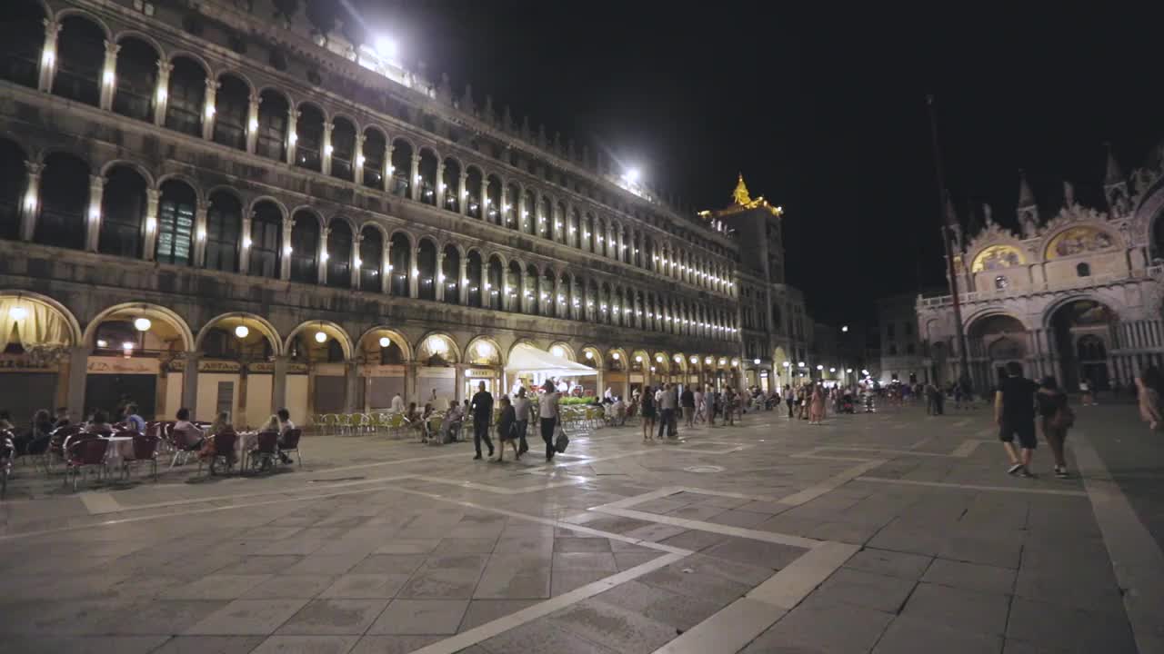 意大利威尼斯圣马可广场的夜景。圣马可广场全景图。游客们晚上在圣马可周围散步视频素材