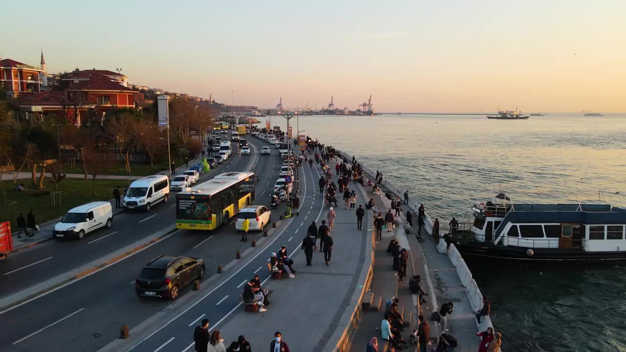 从空中俯瞰海边的道路和汽车，“少女塔”，从空中俯瞰“少女塔”，“kiz kulesi”，日落“少女塔”，一座矗立在大海中的塔，联合国教科文组织遗产，伊斯坦布尔的标志性建筑视频素材