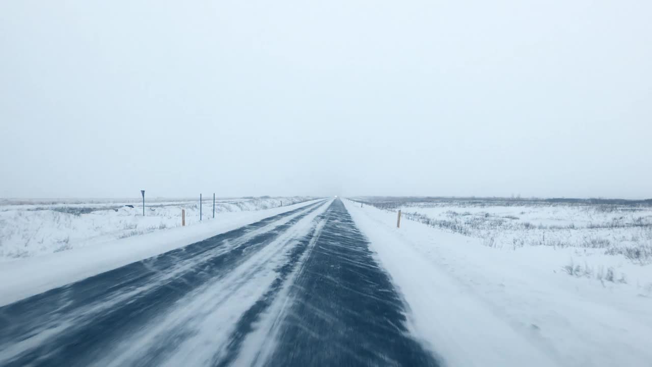 冬天开车在冰岛，雪景与道路在冰岛的冬天，下雪，视频素材