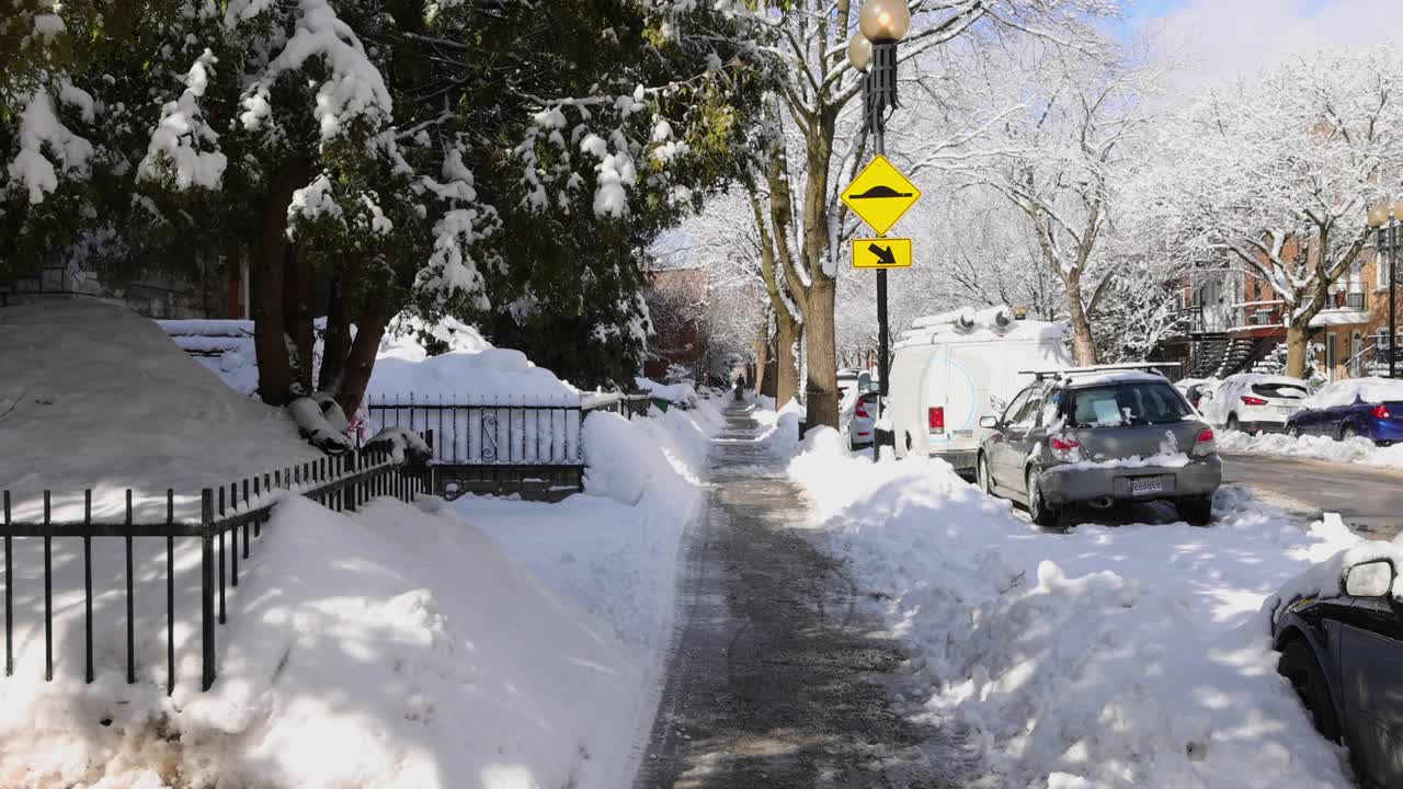 蒙特利尔罗斯蒙特地区一场暴风雪后的居民区人行道视频素材