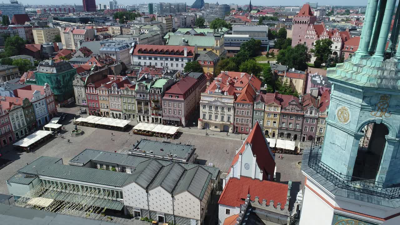 从Poznań的旧市场广场上的无人机上看。在前景，一个教堂圈。背景是历史悠久的出租房屋。视频素材