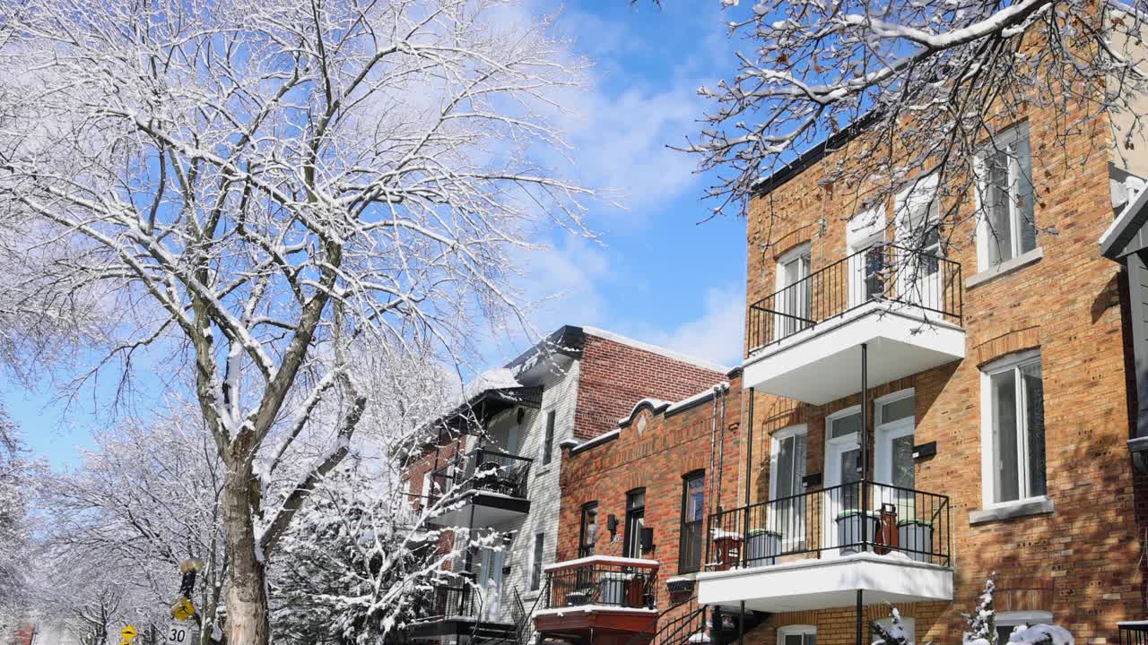 蒙特利尔罗斯蒙特地区住宅楼高层遭遇暴风雪视频素材