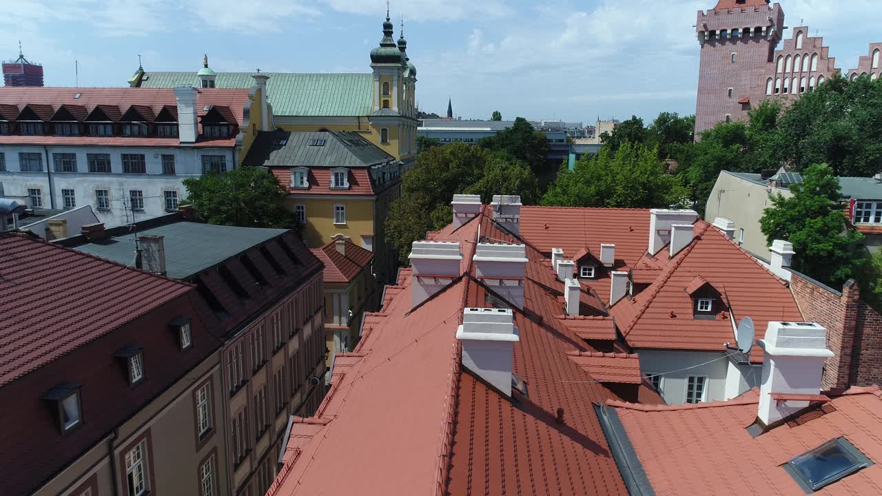 在Poznań从一架无人机拍摄的视频中，可以看到旧市场广场上充满气氛的出租房屋。视频素材