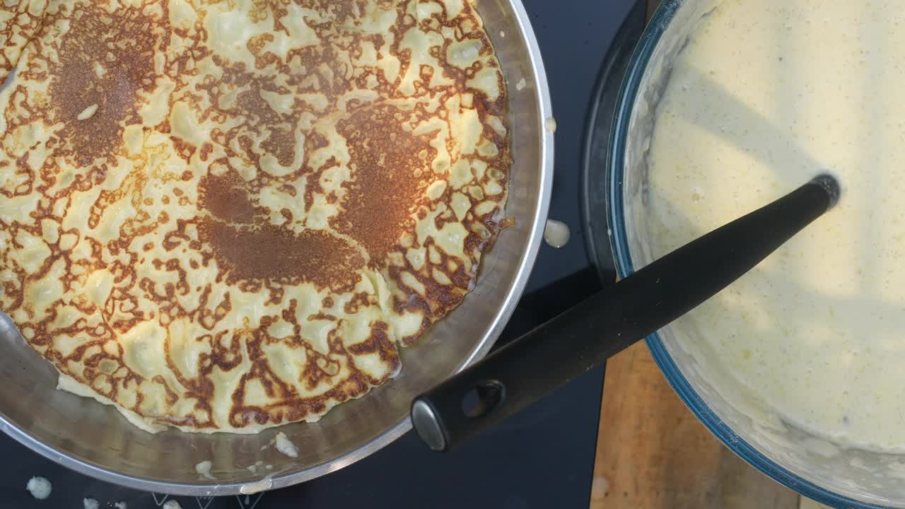 烤薄饼和煎饼面糊视频素材