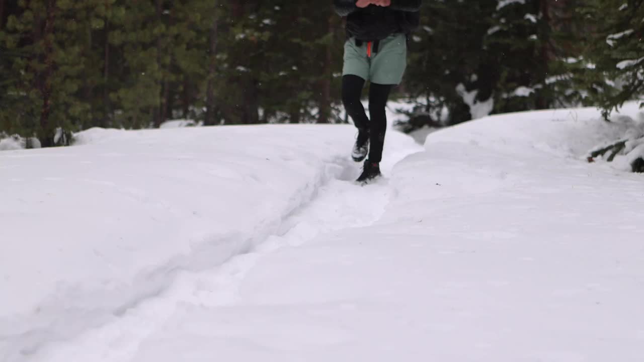 徒步旅行者在森林里的雪地里行走视频素材