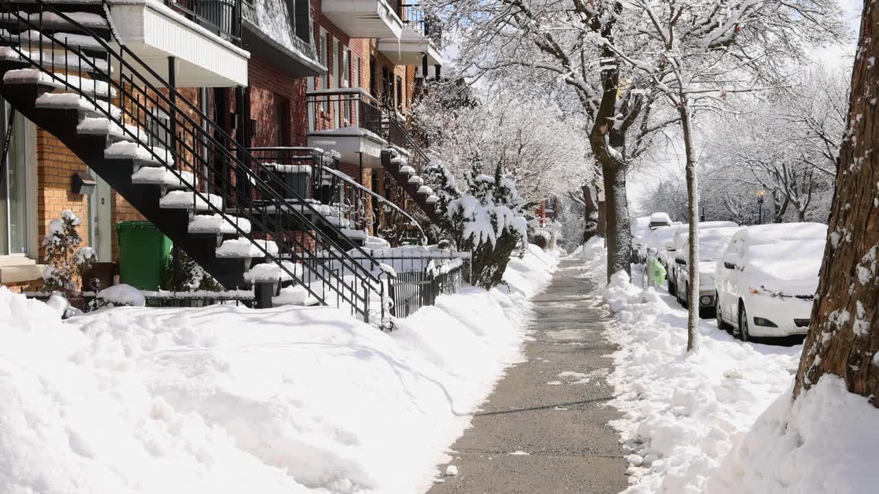 蒙特利尔罗斯蒙特地区一场暴风雪后的清晨居民区人行道视频素材