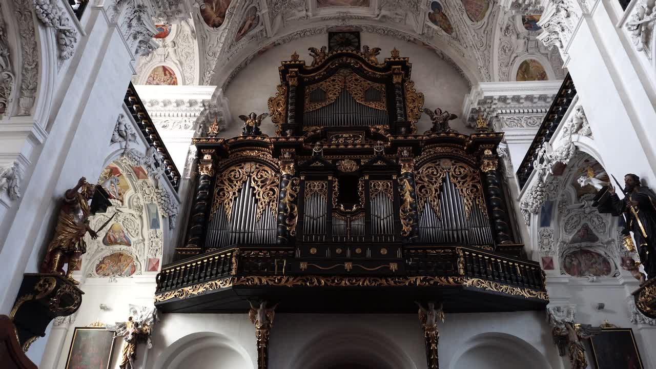 修道院内部视图瓦尔德豪森(Stiftskirche Waldhausen)附近Grein在多瑙河视频素材