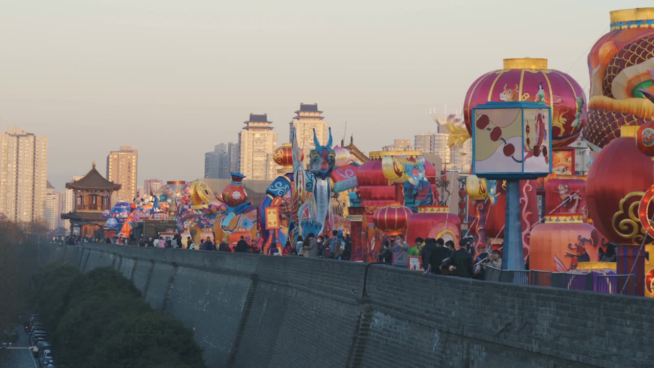 中国陕西西安，古代城墙上的灯笼庆祝中国春节视频素材