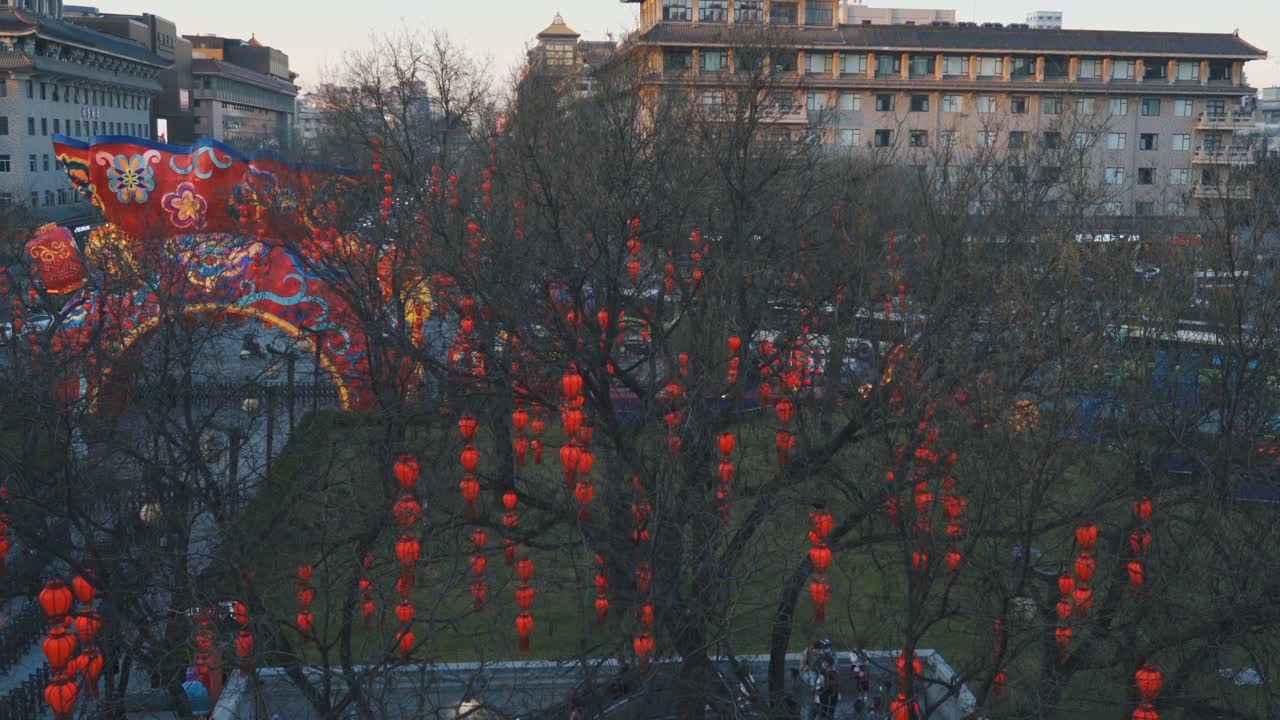 中国陕西西安，古代城墙上的灯笼庆祝中国春节视频素材