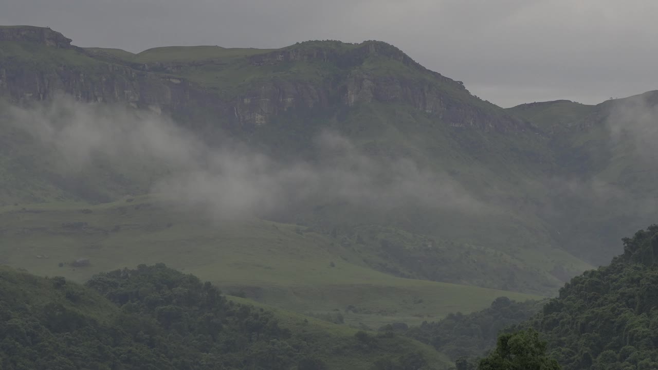 薄雾飘过山谷，掠过山峰。视频素材