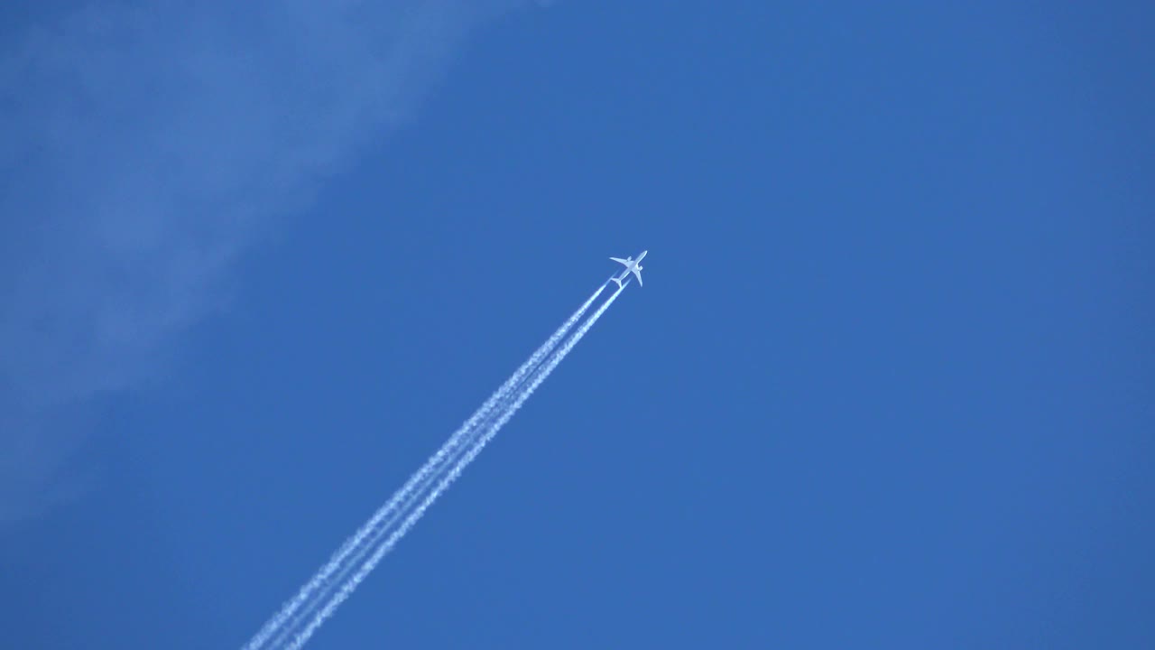 飞机战斗机在天空中飞行。视频素材