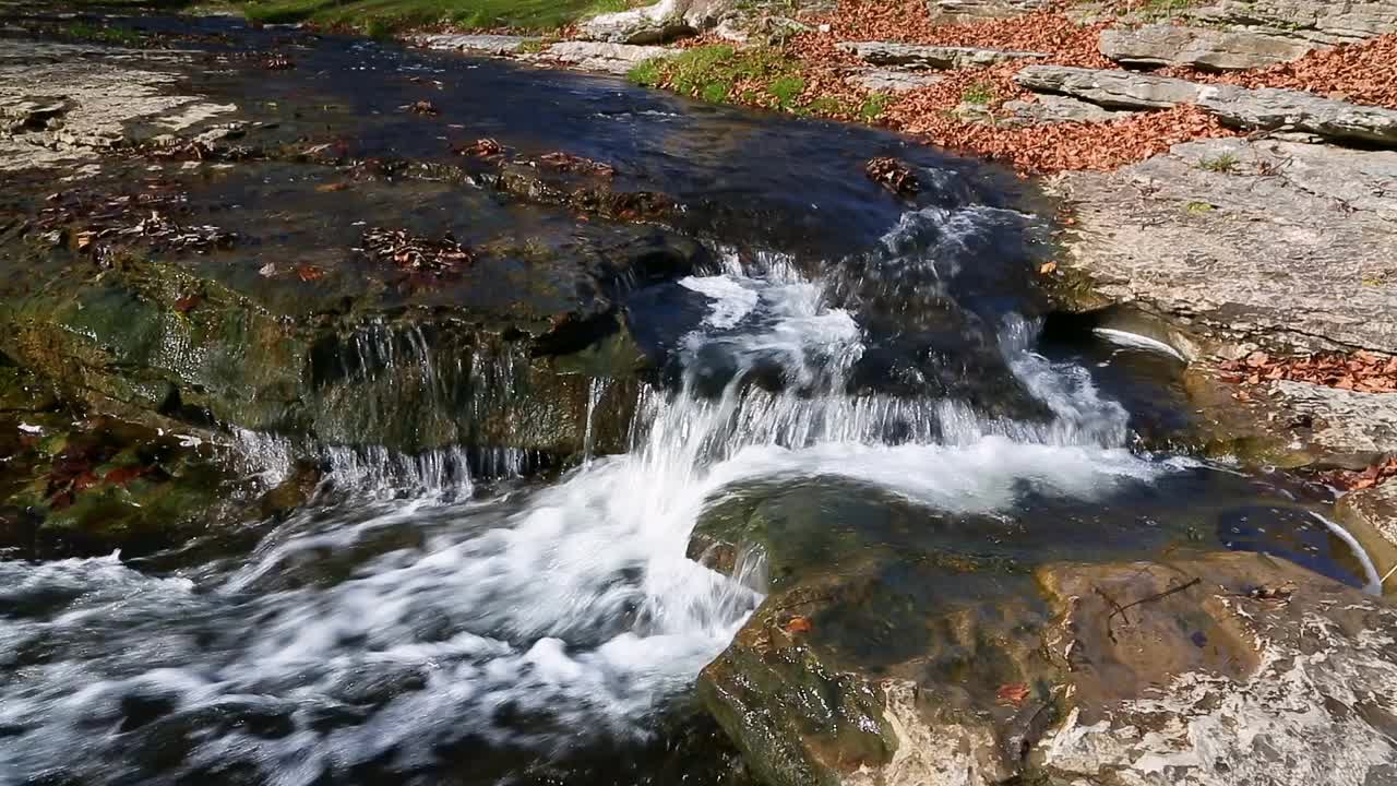 克林顿瀑布水花圈视频素材