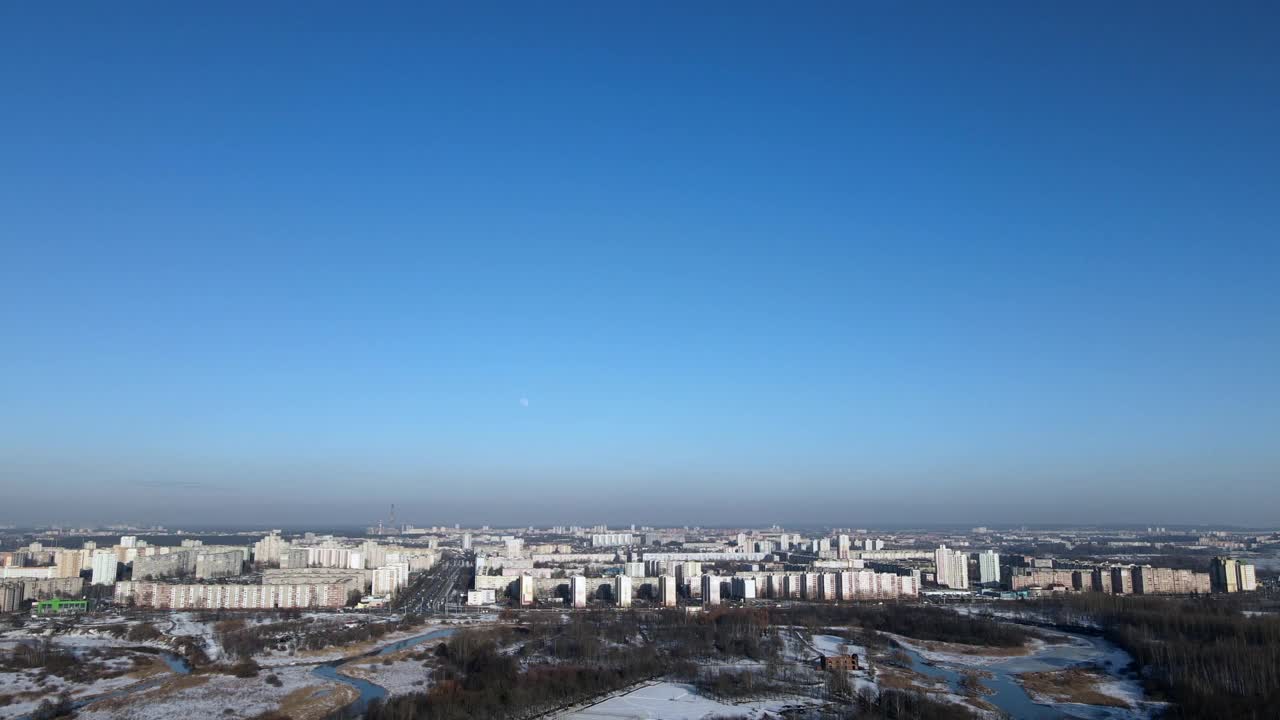 冬天的城市景观。冬季风景的航空摄影。全景摄影。视频素材