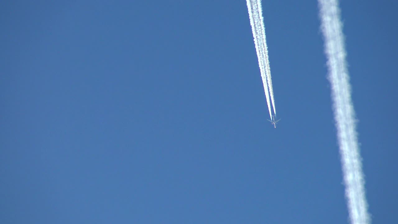 飞机战斗机在天空中飞行。视频素材