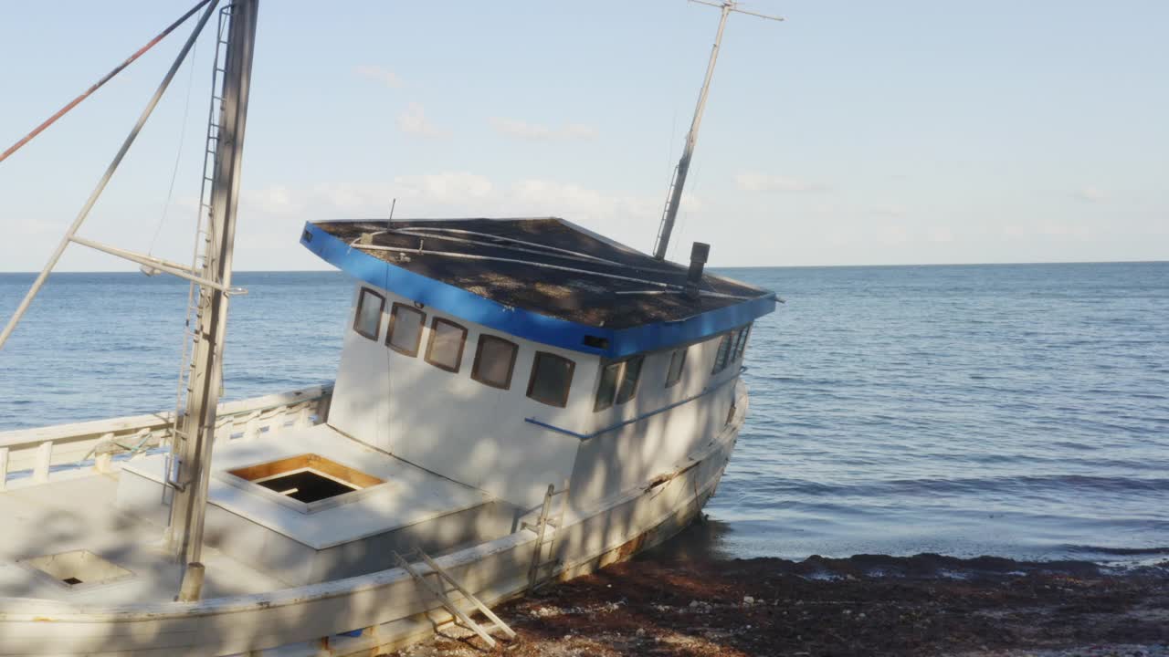 日德兰半岛，海滨游船，无尽的大海和天际视频素材