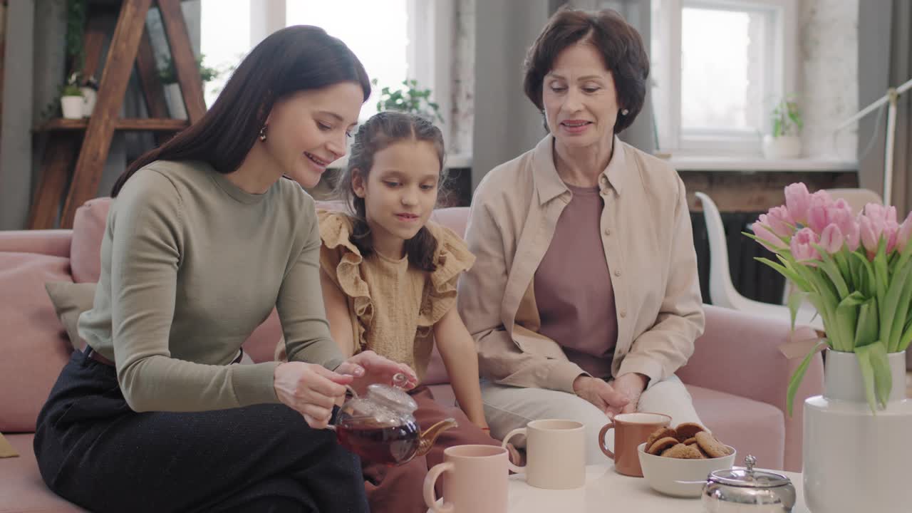 几代同堂的女性饮茶视频素材