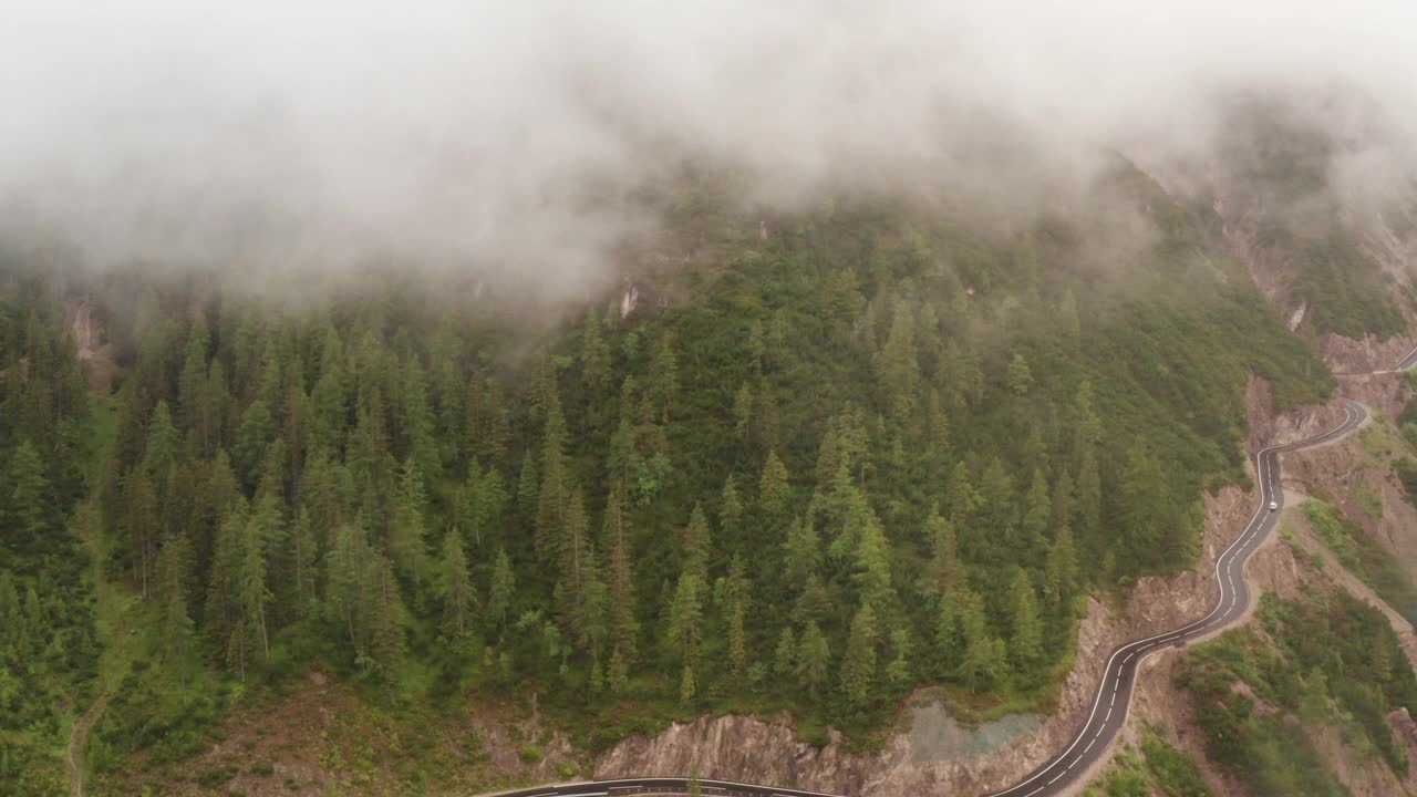 航拍风景的道路由山和雾覆盖的山峰视频素材