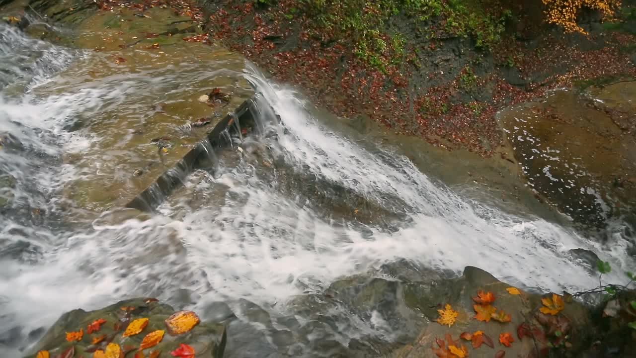 往下看Buttermilk Falls Loop视频素材