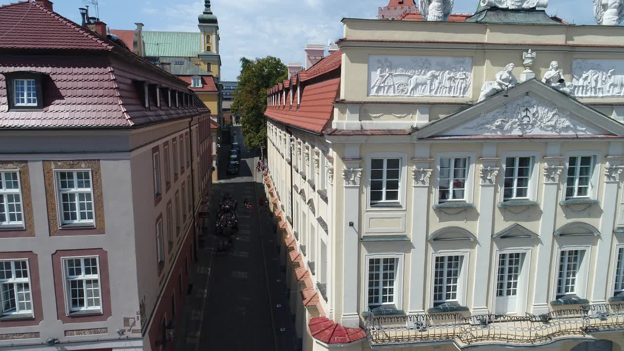 这是一条充满气氛的、历史悠久的鹅卵石街道，从Poznań的老市场广场延伸出来。视频素材