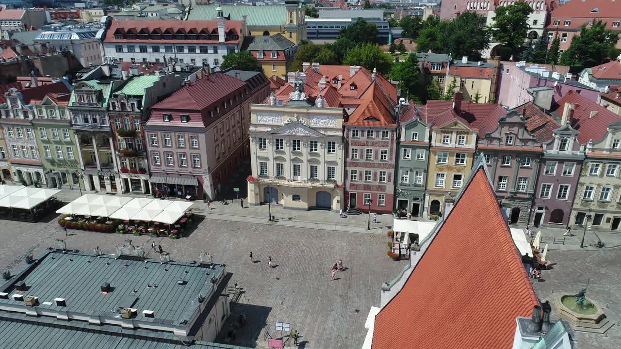 从Poznań的旧市场广场上的无人机上看。在前景，一个教堂圈。背景是历史悠久的出租房屋。视频素材