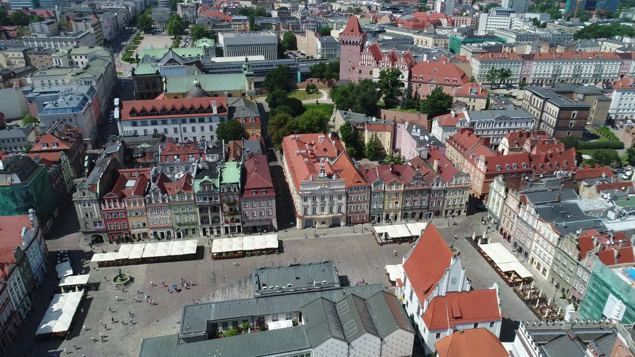 这是旧市场广场大部分区域的鸟瞰图，请登录Poznań。可见的五颜六色的历史公寓，大气的街道和城市的新部分视频素材