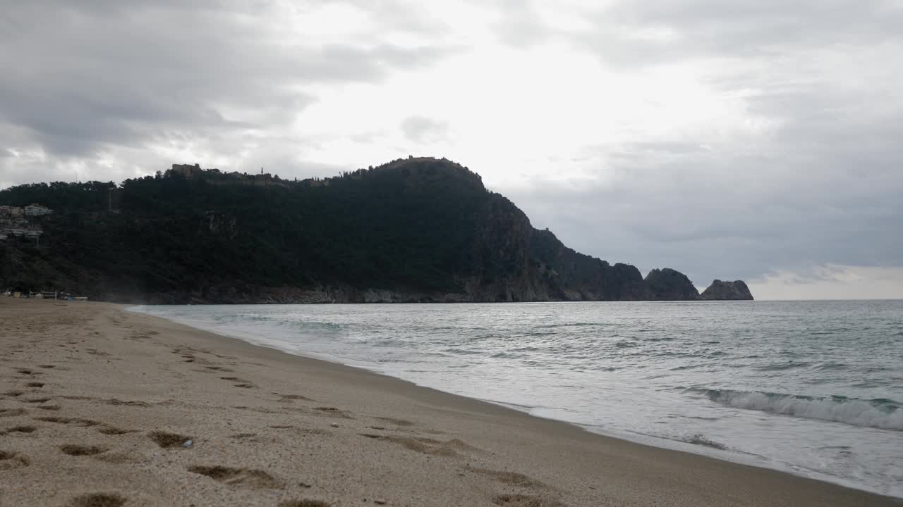 傍晚的热带夏日海滩。海岸与岩石悬崖和大海。日落时美丽的海景视频素材