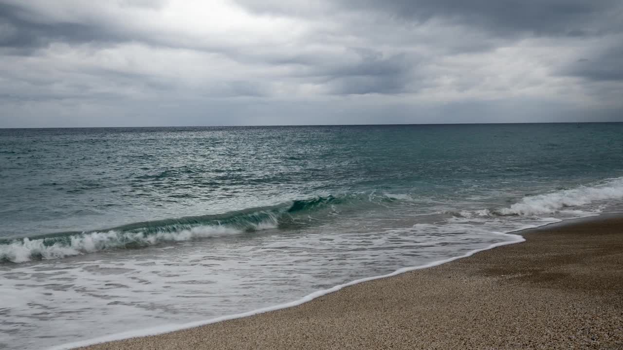 在暴风雨的雨天，波涛汹涌的大海和巨浪。灰色多云的天空映衬着大海。热带夏季海景。大自然的美丽和力量视频素材